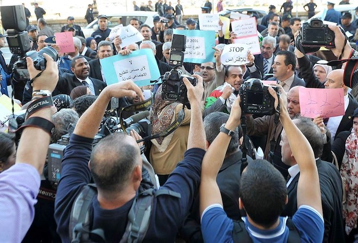 برلمانيون جزائريون يحتجون على قانون الموازنة 2016(الترا صوت) 