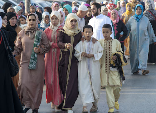 تتجه العائلات المغربية على اختلاف الأعمار إلى صلاة العيد(جلال مرشدي/الأناضول)