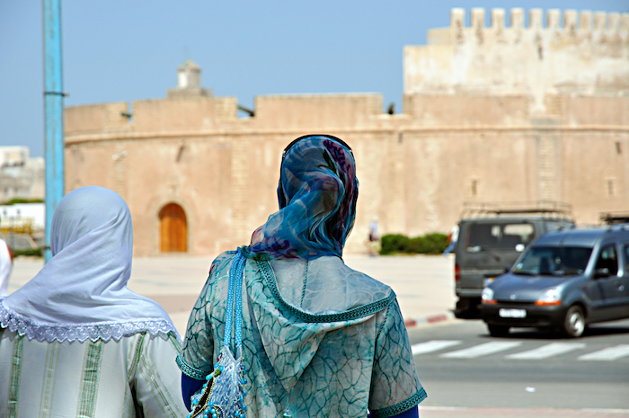 نساء يتنقلن في جلابة في الشوارع المغربية(Getty)