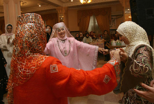 عروس جزائرية تراقص قريباتها(فايز نور الدين/أ.ف.ب)