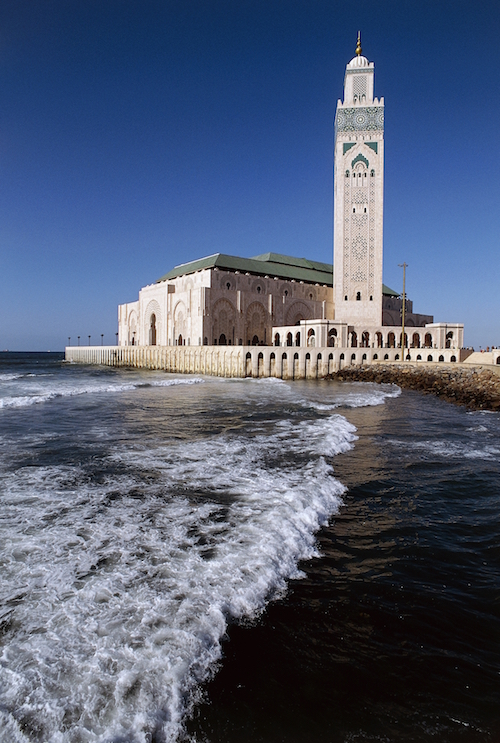 بني مسجد الحسن الثاني جزئيًا على البحر بمساحة 9 هكتارات(دي أغوستيني/Getty)