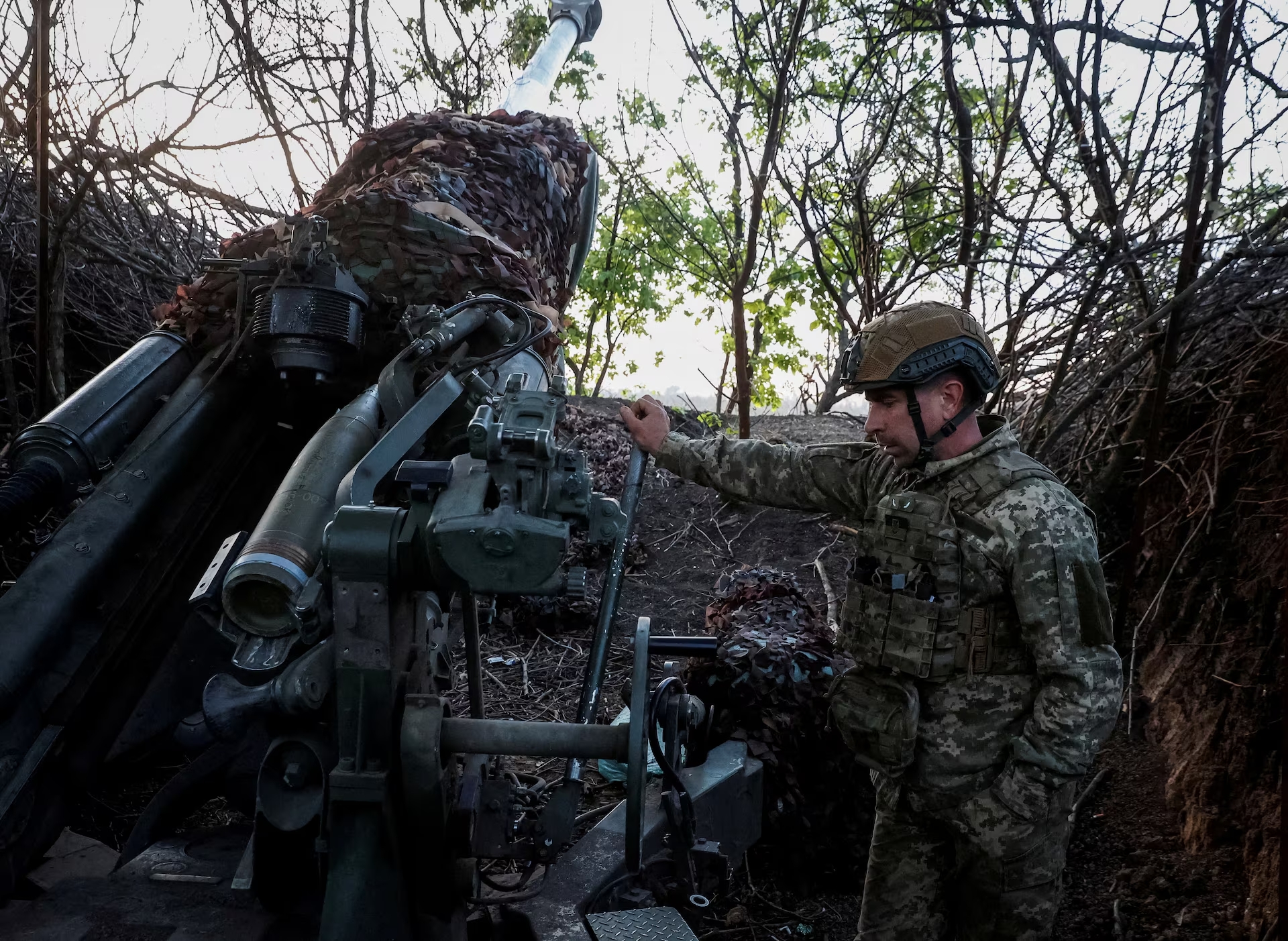 جنود أوكرانيون يطلقون قذائف المدفعية على القوات الروسية