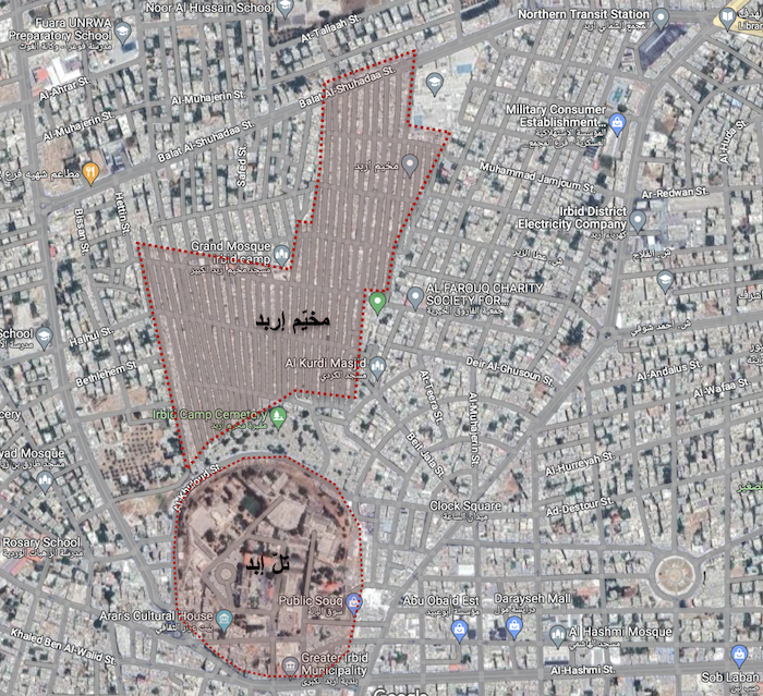 صورة أ‌ خريطة توضّح حضور المخيّم ارتباطًا بتلّ إربد. الخريطة من خرائط غوغل مع مداخلة توضيحيّة من الكاتبة في ربيع عام 2023. 