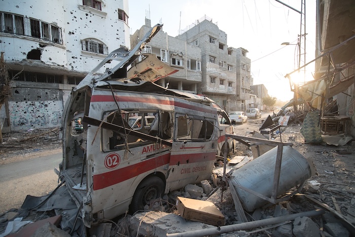 سيارة إسعاف مدمرة في الشجاعية في قطاع غزة عام 2014