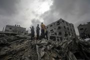 آثار الدمار الذي خلّفه القصف الإسرائيلي على مخيم النصيرات، وسط قطاع غزة