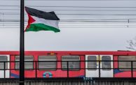 علم فلسطين على أعمدة الإنارة في تاور هامليتس