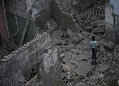 طفل وسط ركام المباني المدمرة بفعل القصف الإسرائيلي
