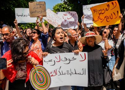 ونددت الأمم المتحدة، يوم الجمعة، بالاعتقالات الأخيرة للمحامين في تونس، قائلة إن الاعتقالات، التي شملت أيضا صحفيين ومعلقين سياسيين، تقوض سيادة القانون.