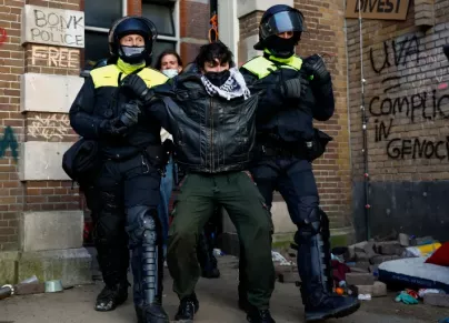 تدخلت الشرطة الهولندية بشكل عنيف ضد طلبة الجامعة (رويترز)