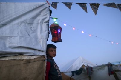 طفل في خيمة في غزة (epaimages)