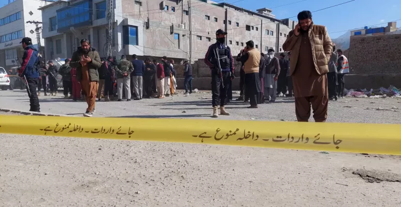 مسؤولون باكستانيون يتفقدون مكان وقوف الانفجارات في مدينة كويتا (CNN)
