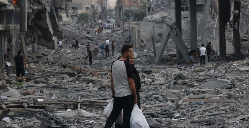 تواصل إسرائيل عدوانها الدموي على قطاع غزة، لليوم 175، إذ لم تتوقف المجازر في القطاع المحاصر. وأكدت وزارة الصحة ارتكاب الاحتلال الإسرائيلي 7 مجازر ضد العائلات في قطاع غزة وصل منها للمستشفيات 71 شهيدًا و112 إصابة خلال الـ24 ساعة الماضية. وأشارت الصحة الفلسطينية، إلى ارتفاع حصيلة العدوان الاسرائيلي إلى 32623 شهيدًا و75092 إصابة منذ السابع من تشرين الأول/أكتوبر الماضي. وحول العدوان على مستشفى الشفاء، قال المكتب الإعلامي الحكومي، يوم أمس، "تتواصل جريمة جيش الاحتلال الإسرائيلي بحق مجمع الشفاء الطبي والمتواجدين دا