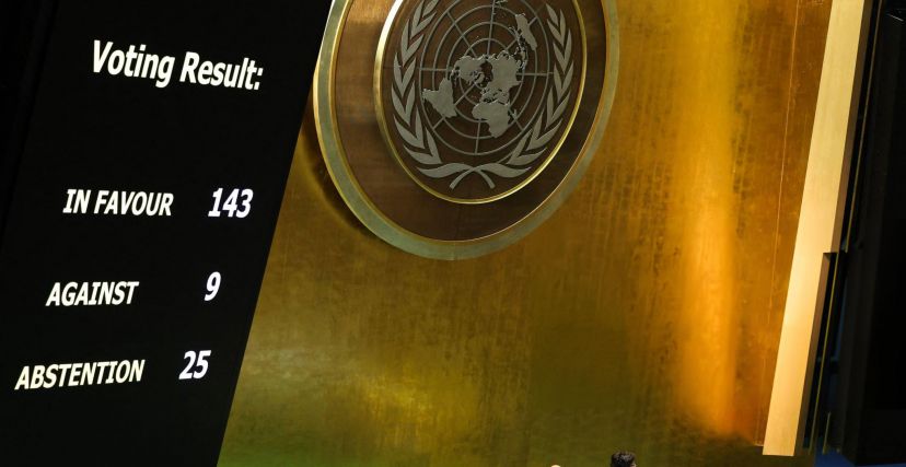 صوتت الجمعية العامة للأمم المتحدة بأغلبية ساحقة لصالح مسعى فلسطين للحصول على العضوية الكاملة في الأمم المتحدة، في خطوة تشير إلى عزلة إسرائيل المتزايدة على المسرح العالمي وسط قلق عالمي بشأن العدوان على غزة وحجم الأزمة الإنسانية في القطاع.