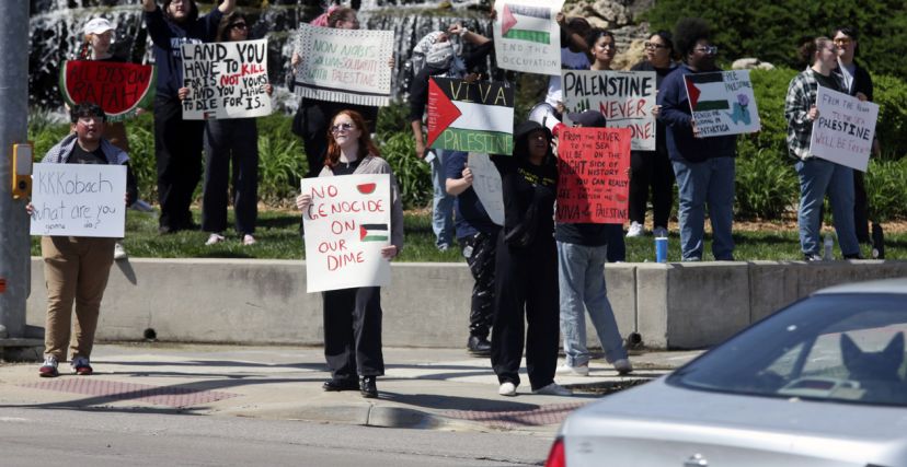يتداخل دعم المانحين لبايدن مع دعمهم للاحتجاجات المؤيدة للفلسطينيين (AFP)