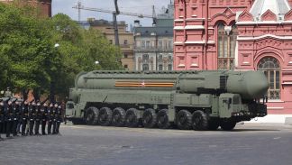 أعلنت وزارة الدفاع الروسية، اليوم الإثنين، أن روسيا تعتزم إجراء مناورات تحاكي استخدام أسلحة نووية تكتيكية، وذلك بعد أيام من رد فعل الكرملين "الغاضب" على تصريحات مسؤولين غربيين كبار بشأن الحرب في أوكرانيا.