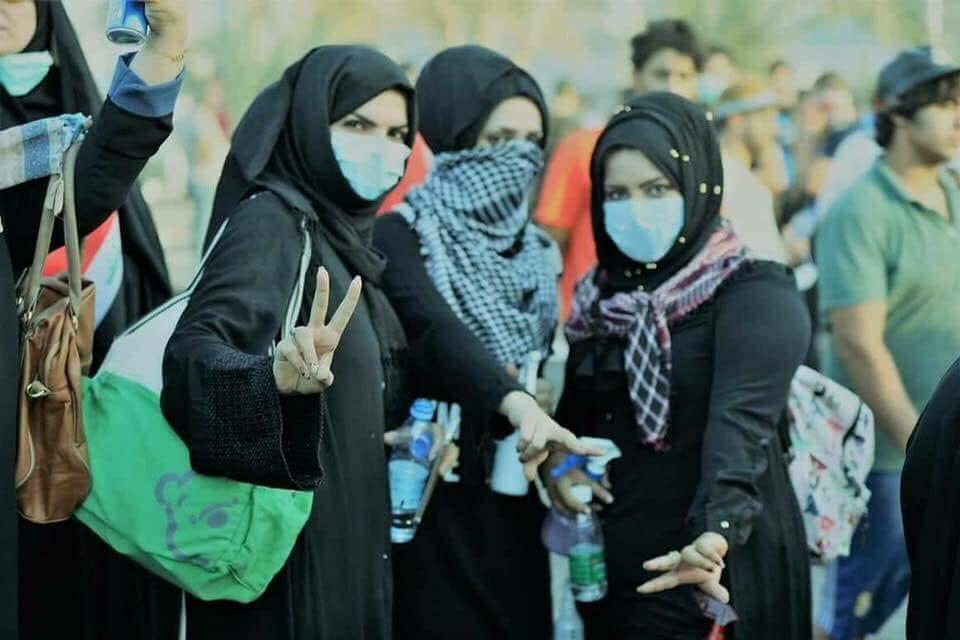 فتيات بصريات يشاركن في واحدة من التظاهرات الاحتجاجية في البصرة (فيسبوك)