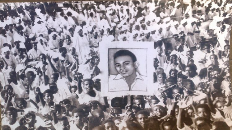 تظاهرات تشرين الأول/أكتوبر 1964، والمتظاهرون يرفعون صورة أحمد طه القرشي (مواقع التواصل الاجتماعي)