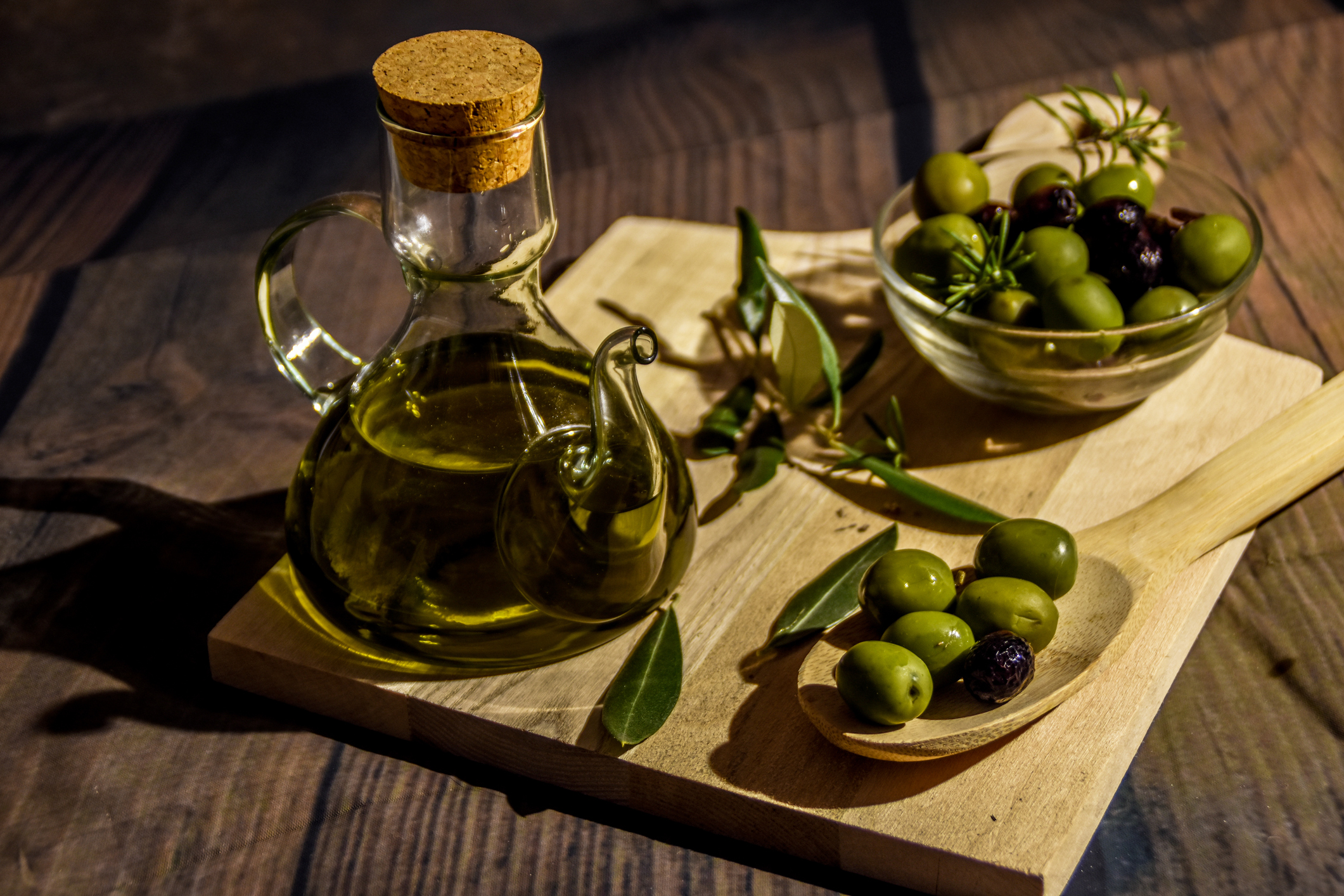 Оливковое масло с овощами. Оливковое масло в древней Греции. Оливковое масло из Греции. Натюрморт с оливками. Натюрморт с оливковым маслом.