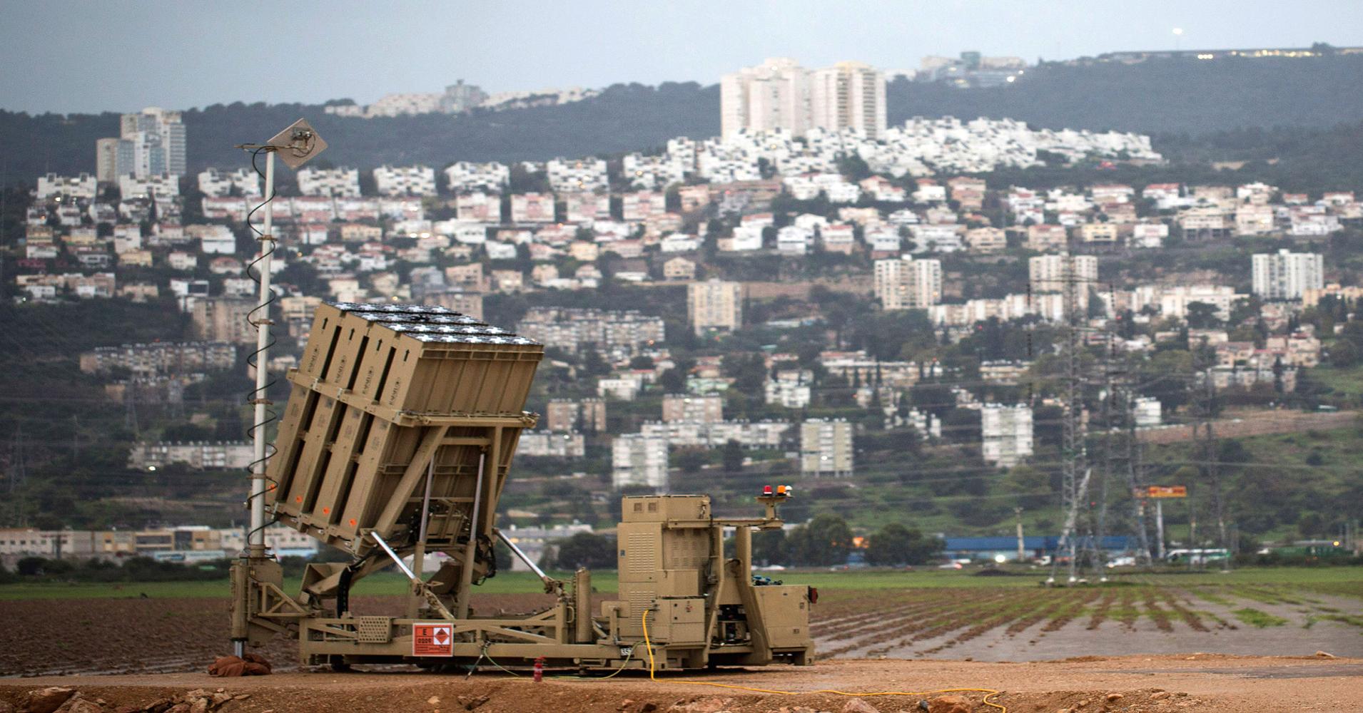 يتكون نظام القبة الحديدية الإسرائيلية من أنظمة دفاعية مضادة للصواريخ محمولة على المركبات (Getty)