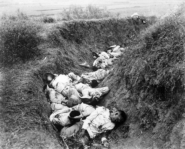 صورة من الأرشيف الصحفي للجيش الأمريكي، لأسرى فلبينيين أعدمهم الجنود الأمريكان ميدانيًا أثناء احتلالها للبلاد