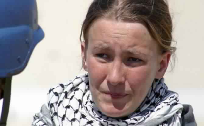 دُهست الناشطة الأمريكية راشيل كوري بجرافة إسرائيل صنعتها شركة كاتربيلر