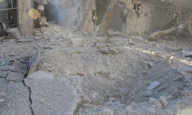 سبق وأُثبت استخدام المقاتلات الروسية للقنابل غير الموجهة في حلب، وهذه الفوهة يُرجح أنها لإحداها (عمر عرب/ الغارديان)