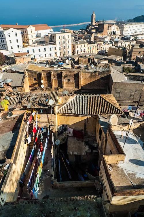 إهمال واضح في مباني القصبة في العاصمة الجزائرية (نجيب بوزناد)