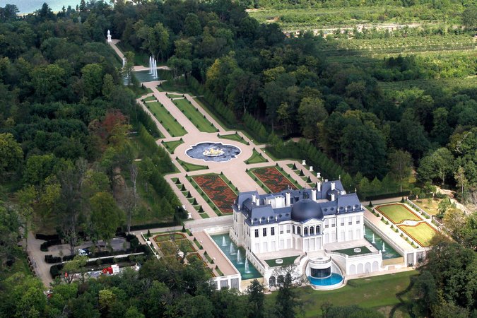 يعتبر قصر لويس الرابع عشر أغلى منزل في العالم، إذ اشتراه ابن سلمان بـ300 مليون دولار (رويترز) 