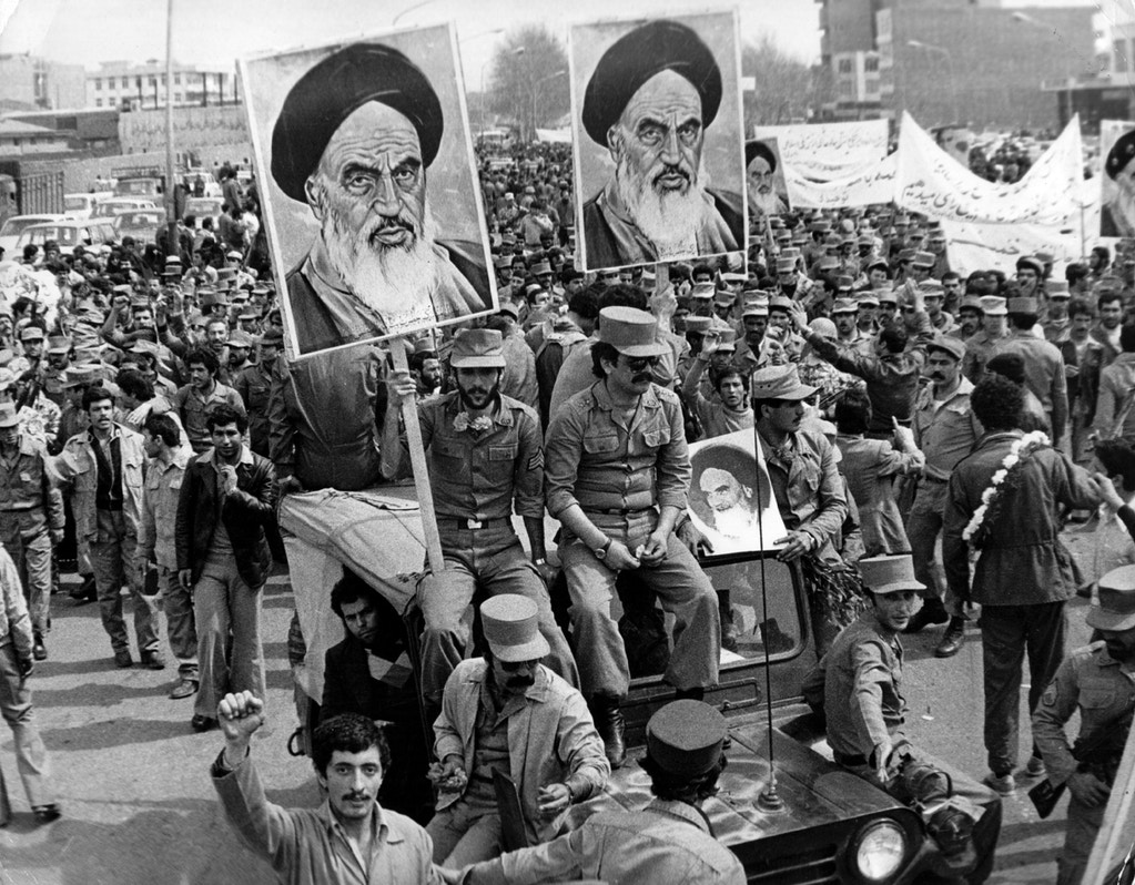 من مشاهد الثورة الإسلامية في إيران عام 1979 (Getty)