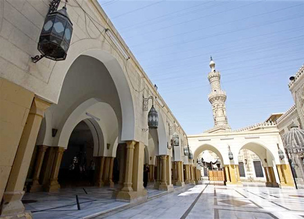 مسجد السيدة نفيسة من الداخل