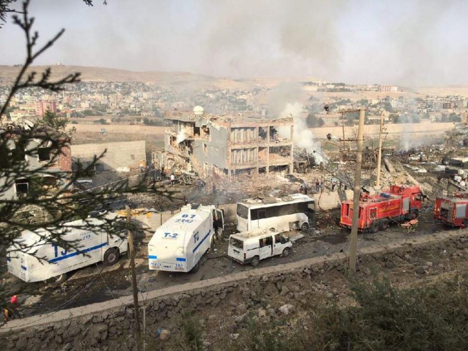 هجوم نفذه حزب العمال الكردستاني على مقر الشرطة في منطقة سيزر جنوب شرق تركيا في 2016 (أ.ف.ب)