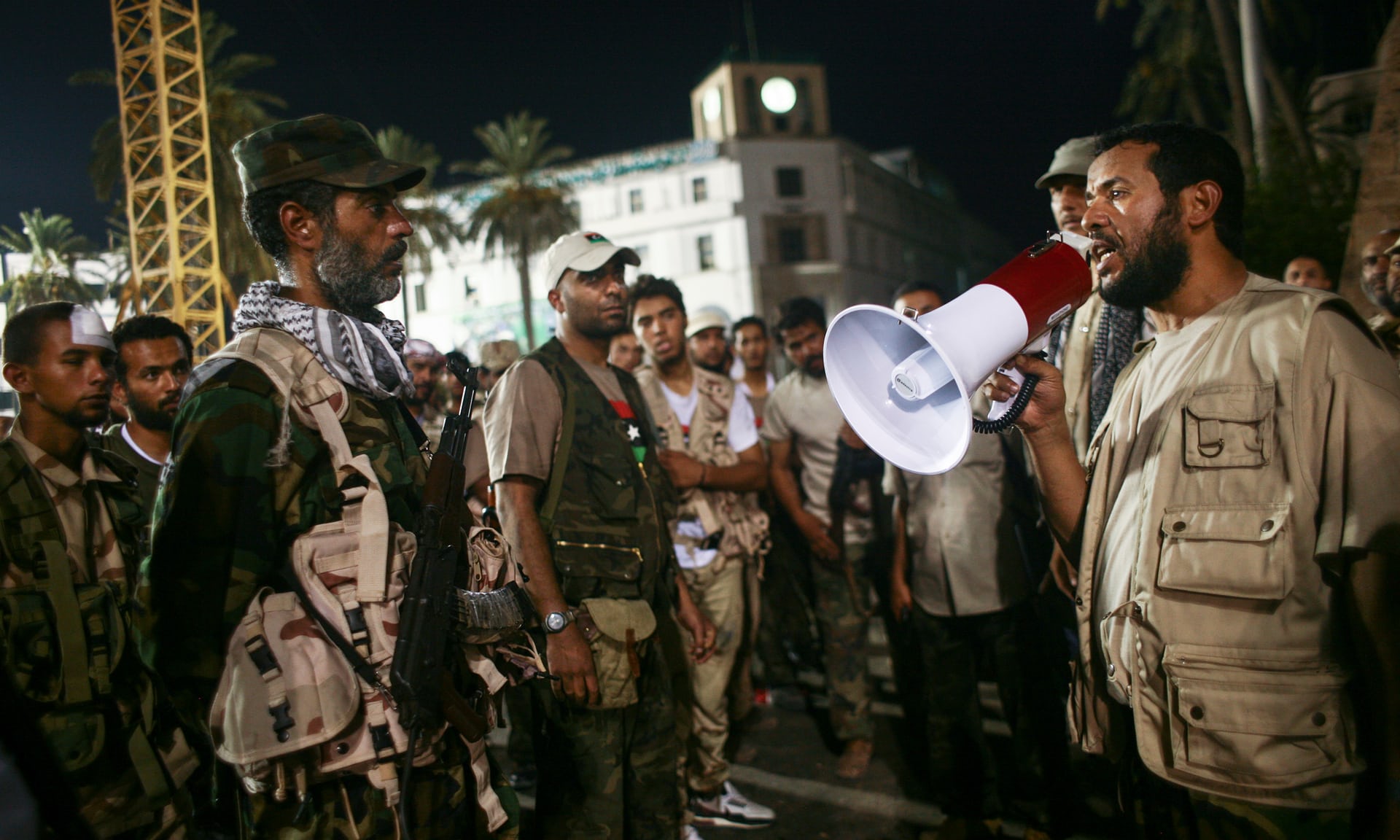 عبدالحكيم بلحاج يوجه ثوارًا ليبيين مسلحين خلال ثورة 2011 (Getty)