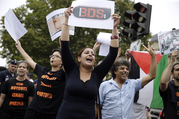 تظاهرة لحركة "BDS" في فرنسا (كينزو تريبويلارد/ أ.ف.ب)