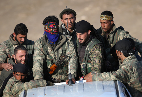 عناصر من قوات سوريا الديمقراطية (جون مور/ Getty)