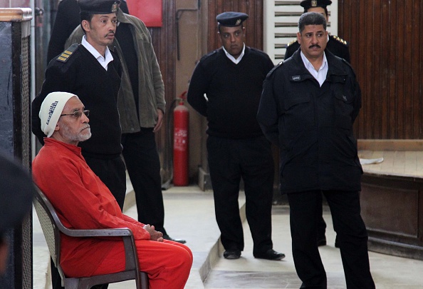 محمد بديع، المرشد الحالي للإخوان، بزي الإعدام خلال إحدى محاكماته (مصطفى الشامي/ الأناضول)