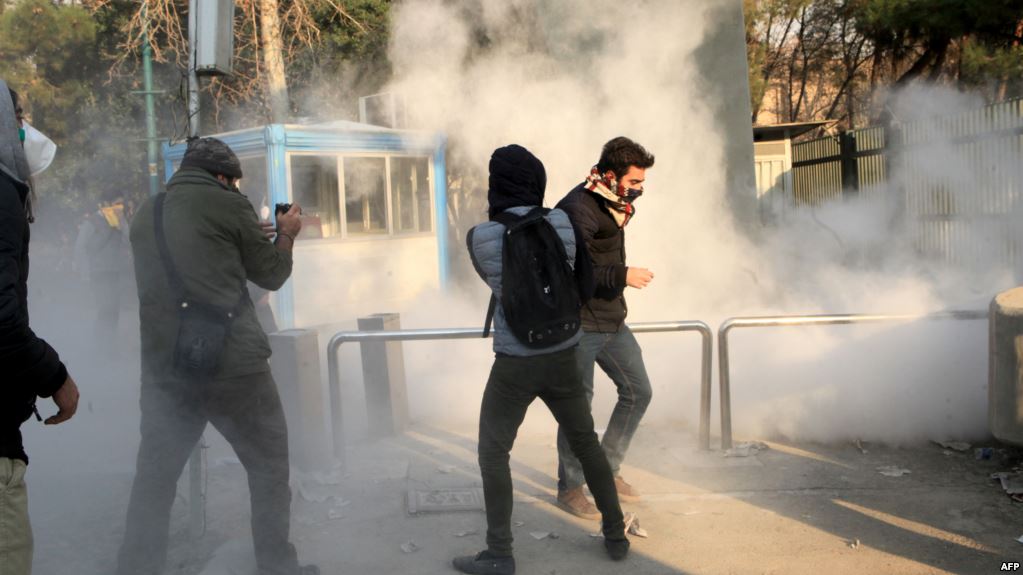 قتل حوالي 20 شخصًا في المظاهرات الإيرانية، بينهم مراهقين اثنين وشرطي (أ.ف.ب)