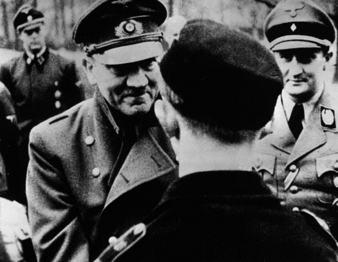يُعتقد أن هذه هي إحدى الصور الأخيرة التي اُلتقِطت لهتلر قبل انتحاره