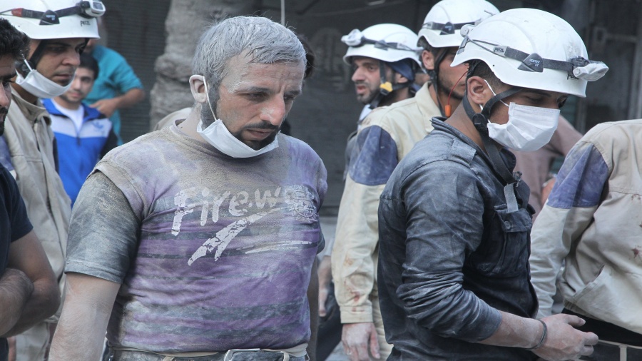 يتعرض متطوعو الخوذ البيضاء لحملة دعائية ضخمة لربطهم بالإرهاب في سوريا (بيزنس إنسايدر)
