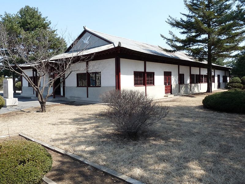 متحف السلام بقرية بانموجنوم الحدودية بين كوريا الشمالية والجنوبية والمعروفة بـ"قرية الهدنة" (wikipedia)