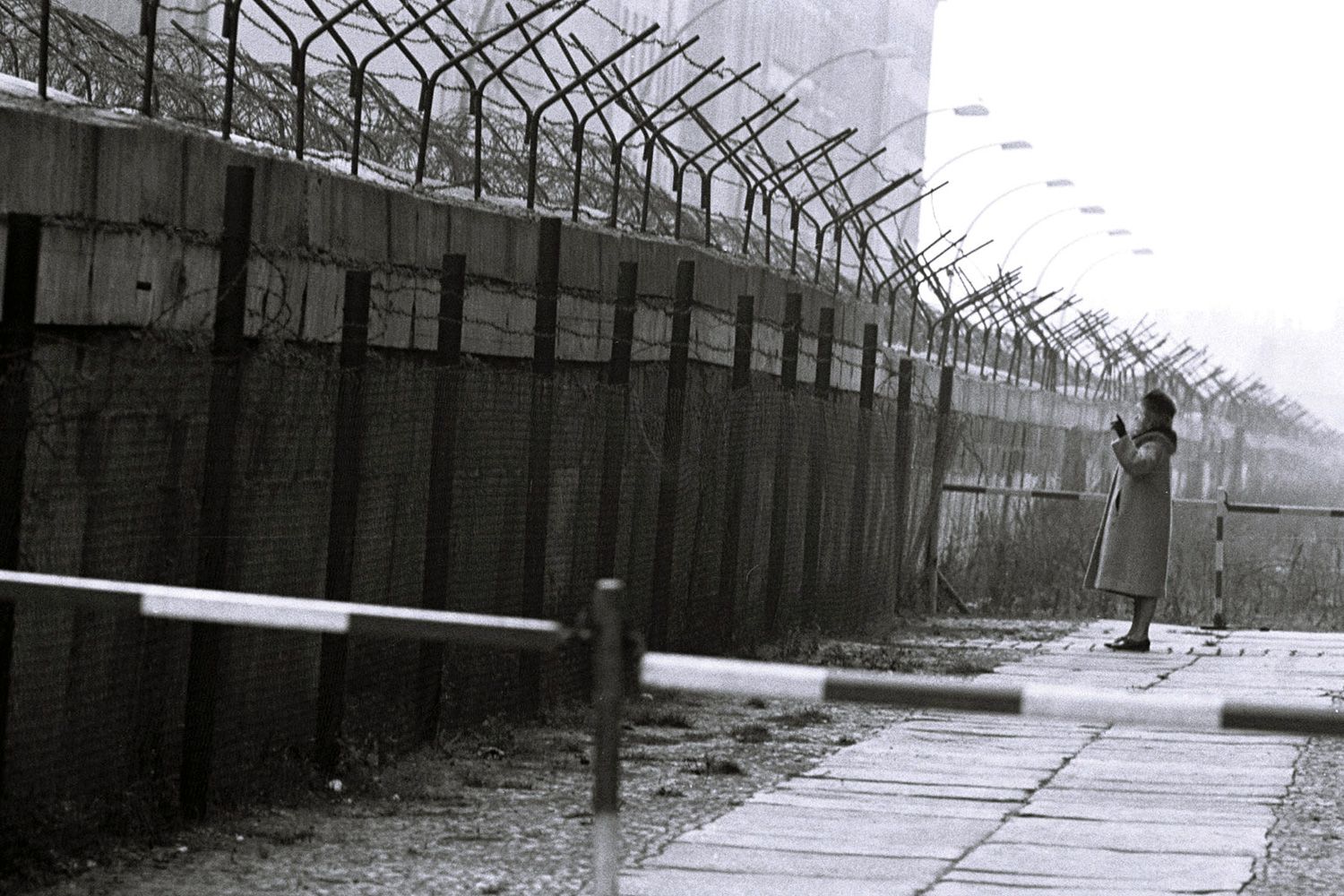 كادت أن تتسبب محاولة عبور دبلوماسي أمريكي جدارَ برلين، بحرب عالمية ثالثة (Getty)