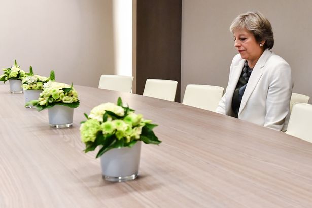تيريزا ماي تجلس وحيدة على طاولة اجتماعات أثناء انعقاد القمة الأوروبية الأخيرة (أ.ف.ب)