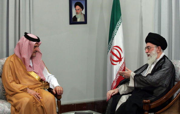 وزير الخارجية السعودي السابق سعود الفيصل مع المرشد الأعلى لإيران علي خامنئي (أ.ف.ب)