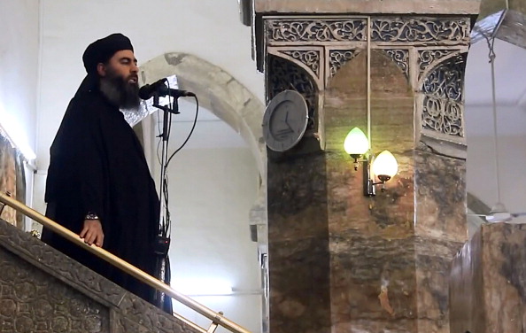 أبوبكر البغدادي يخطب من على منبر مسجد النوري (وكالة الفرقان للإعلام/ الأناضول)