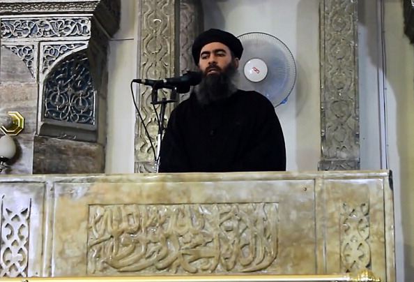 أبوبكر البغدادي زعيم تنظيم داعش في ظهور له يخطب الجمعة عام 2014 (وكالة الفرقان للإعلام/ الأناضول)