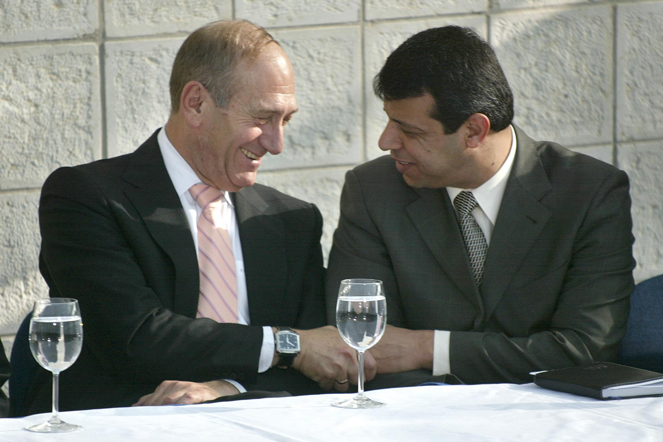 كانت إدارة جورج بوش معجبة بمحمد دحلان المنفتح في علاقاته مع قادة الاحتلال الإسرائيلي (مناحيم كاهانا/ أ.ف.ب)
