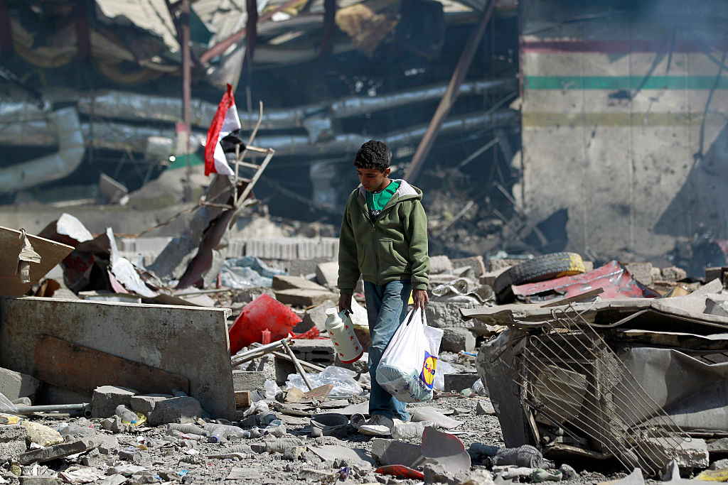 أنقاض مدرسة في صنعاء دمرتها غارات التحالف السعودي (محمد عويس/ أ.ف.ب)