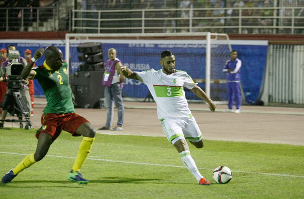 فوزي غلام مع منتخب الجزائر في تصفيات كأس العالم (وكالة الأناضول / Getty Images)
