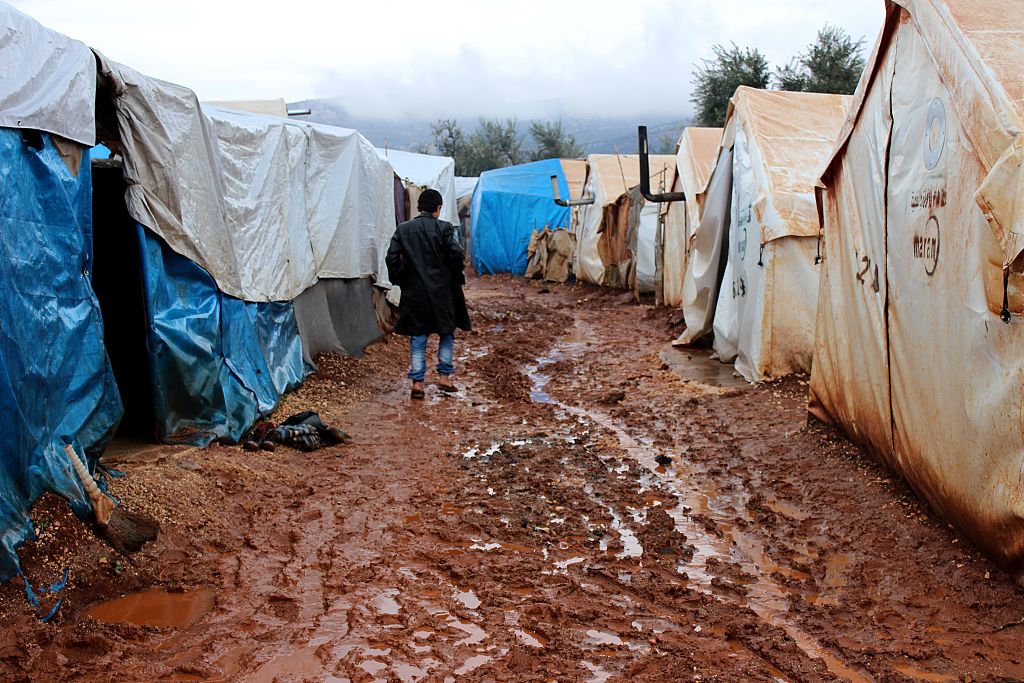 يعيش مليون نازح في إدلب ظروفًا شديدة السوء (الأناضول)