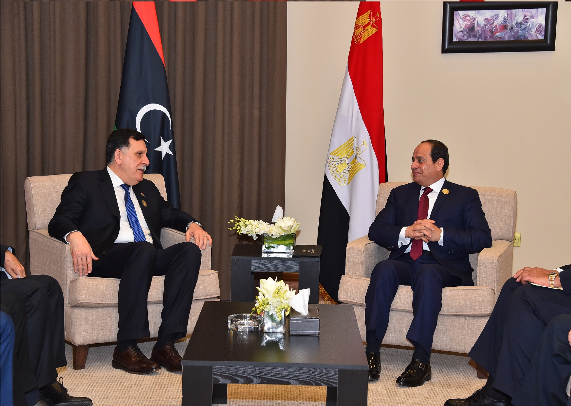 الرئيس المصري عبدالفتاح السيسي وفايز السراج على هامس القمة العربية في عمّان (الأناضول)