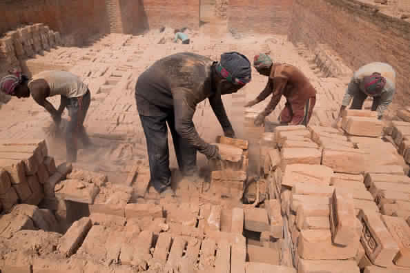 عمال في إحدى أفران الطوب بالهند (Getty)